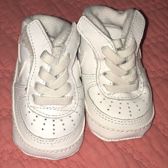 can i use bleach to clean my white shoes